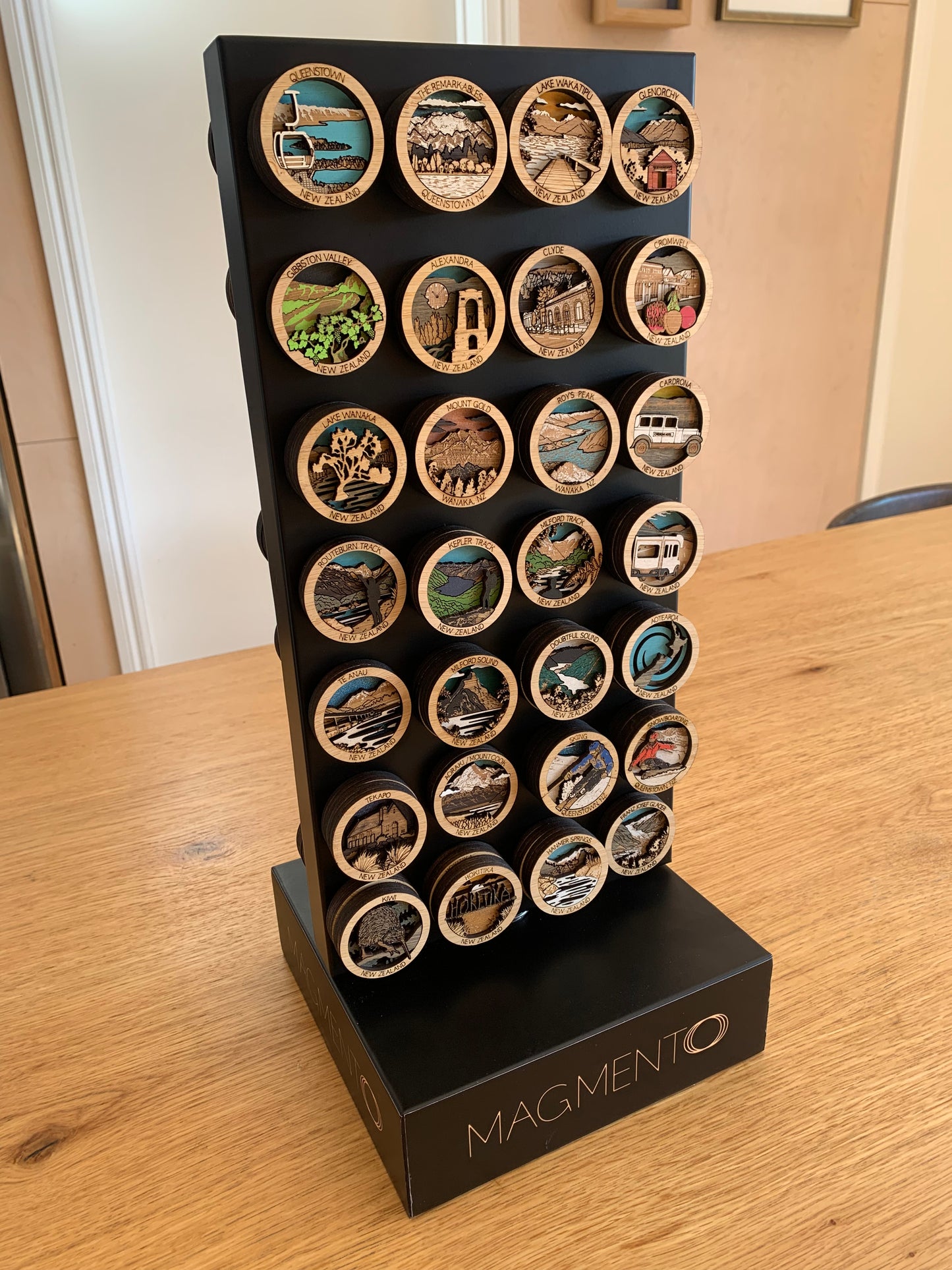 Hotspot magnet countertop stand